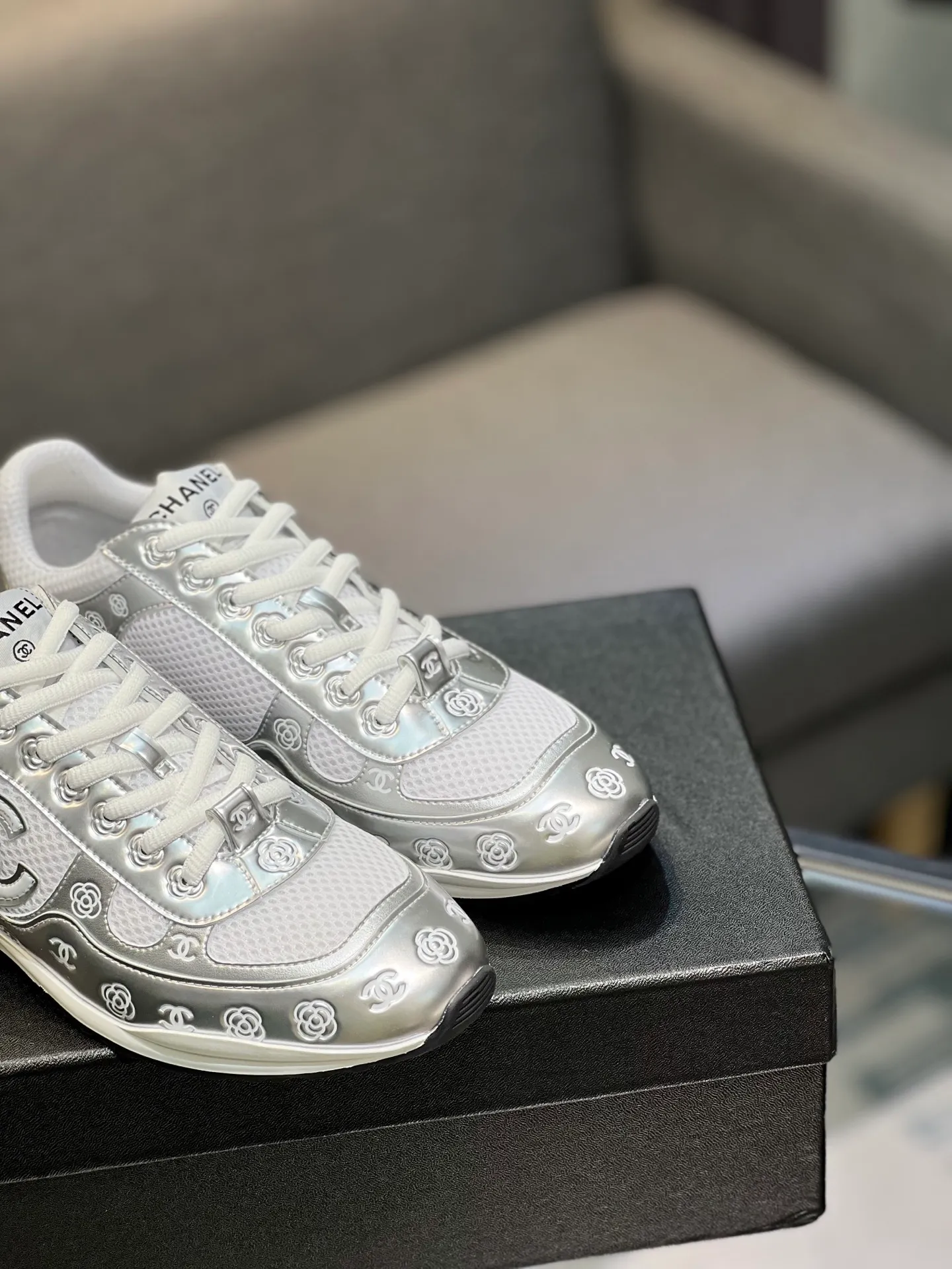 Men's men's shoes 💰640 Exclusive real shot (top version) CHANEL Chanel 2025ss color matching thick-soled casual sports shoes and sneakers. The counter is synchronized. The counter is very popular. A shoe that is very difficult to buy. The most popular thick-soled panda shoes on the Internet. It can be imagined that Xiaoxiang control can't miss it. It has both good looks and comfort. Simple and versatile white shoes. The thick sole increases the height and is super versatile. Close your eyes and wear it. Whoever wears it will look better. Upper: calfskin Lining: imported sheepskin lining Outsole: TPU original outsole Size: 35-44 (customized for women 41 and 40, and 45 for men)